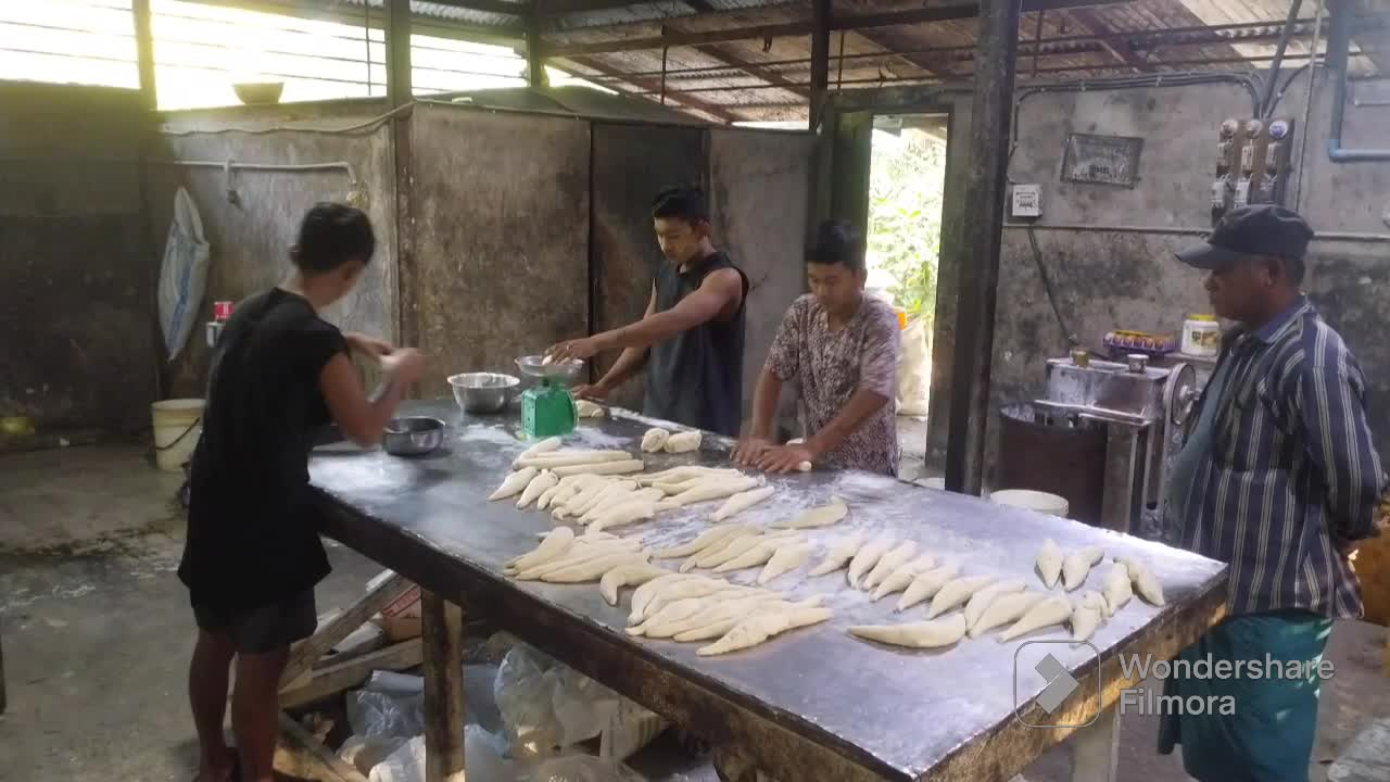 လပွတ္တာမြို့တွင် MSME စီးပွားရေးလုပ်ငန်းတစ်ခုဖြစ်သည့် မိသားစု မုန့်...