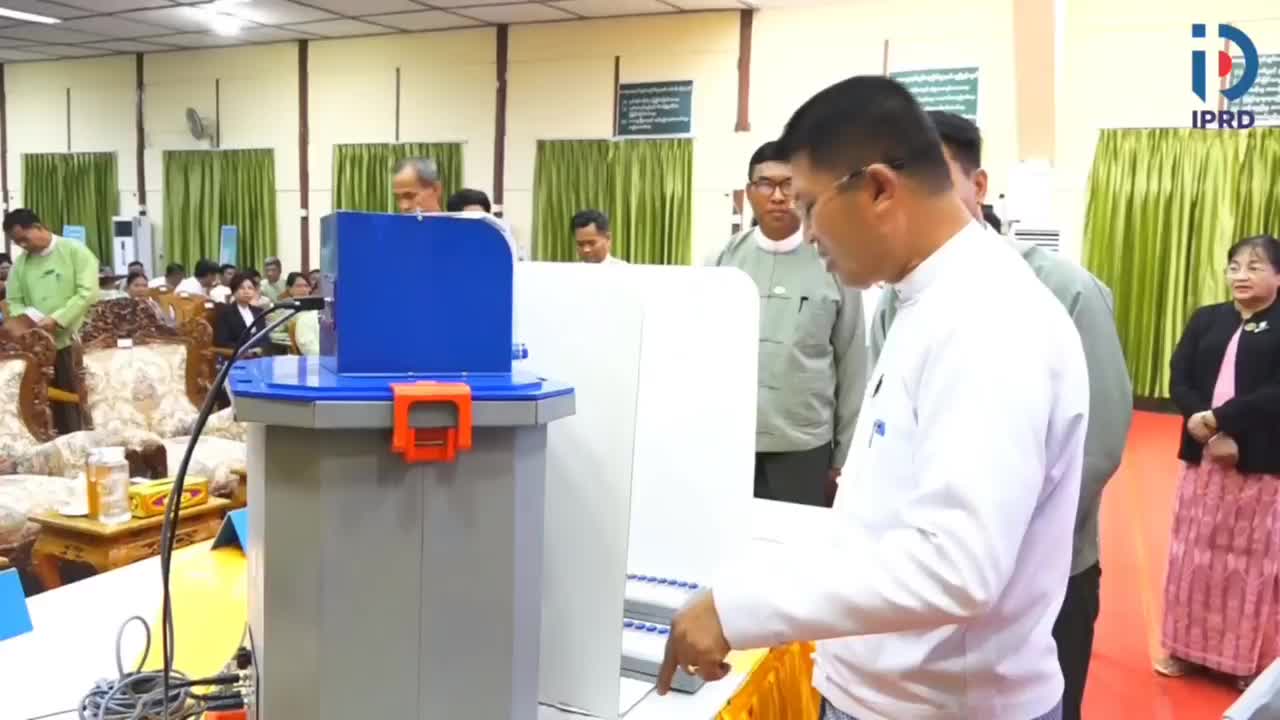 ဧရာဝတီတိုင်းဒေသကြီးဝန်ကြီးချုပ်မြန်မာအီလက်ထရောနစ်မဲပေးစက်ဖြင့် ...