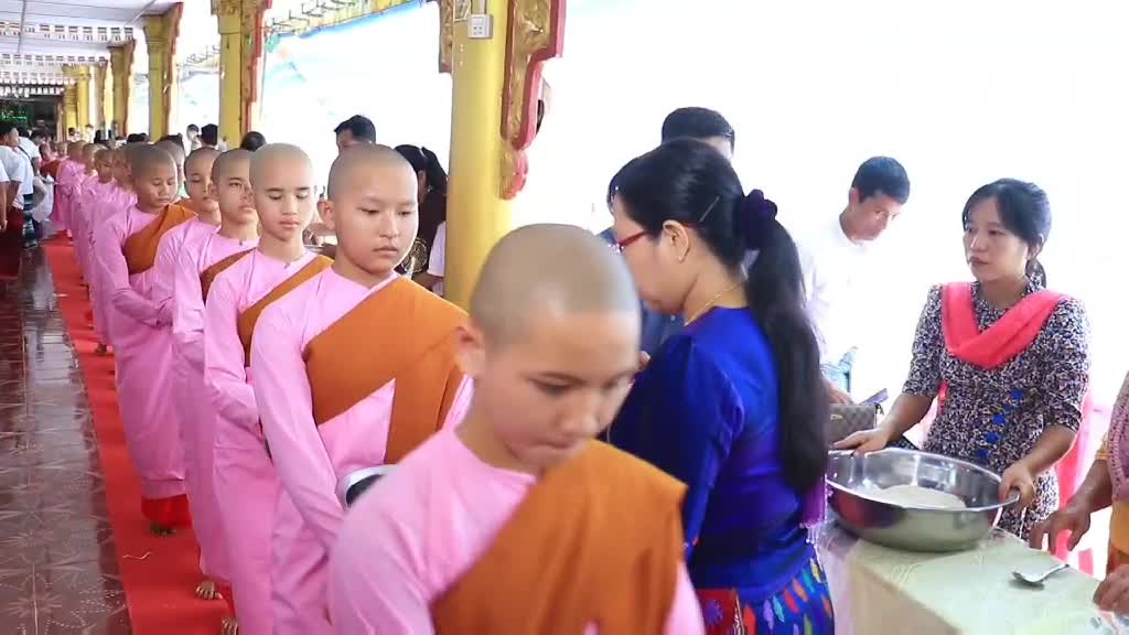 ဘားအံမြို့နယ်တွင် ဝါဆိုလပြည့်နေ့  ဆွမ်းဆန်စိမ်းလောင်းလှူပူဇော်ပွ...