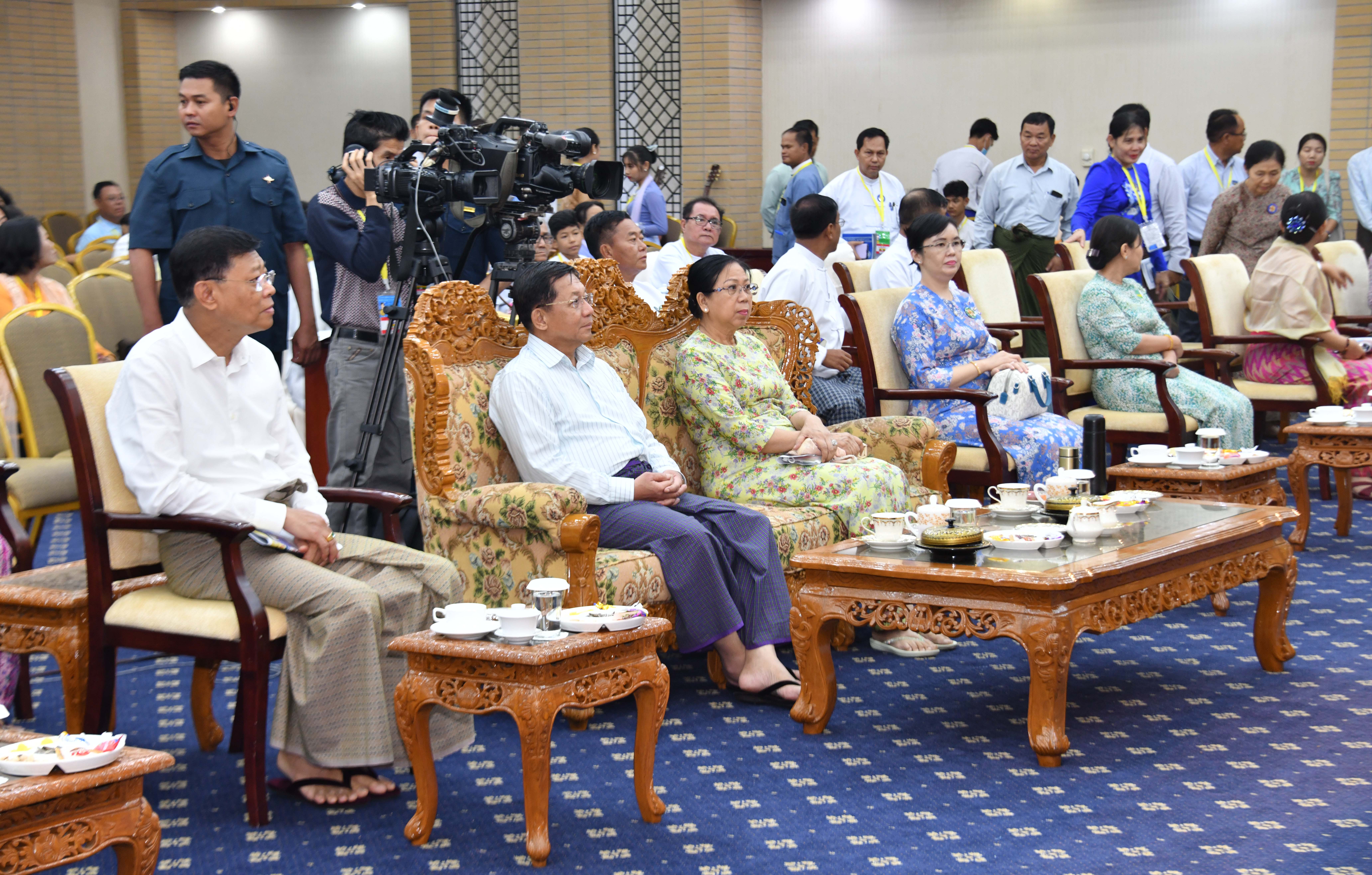 နိုင်ငံတော်ဝန်ကြီးချုပ်ဗိုလ်ချုပ်မှူးကြီးမင်းအောင်လှိုင်နှင့်ဇ...